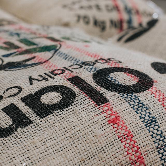Kaffesæk fyldt med BKI kaffebønner fra Paraiso i Brasilien 